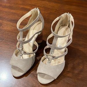 8.5 W - Liz Claiborne refined comfort heeled strappy with zip back shoes